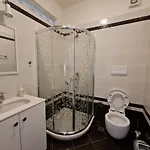 2-bedroom Sleeps 4 Free Parking شقة *