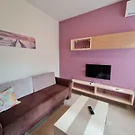 2-bedroom Sleeps 4 Free Parking *