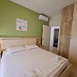 2-bedroom Sleeps 4 Free Parking شقة *