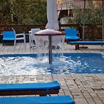 2-bedroom Sleeps 4 Free Parking شقة