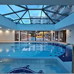 2-bedroom Sleeps 4 Free Parking شقة *