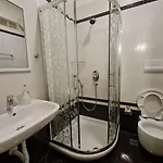 2-bedroom Sleeps 4 Free Parking شقة *