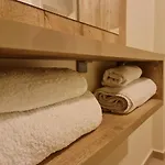 2-bedroom Sleeps 4 Free Parking *