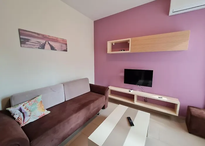 2-bedroom Sleeps 4 Free Parking *
