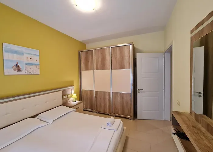 2-bedroom Sleeps 4 Free Parking * Avlonya