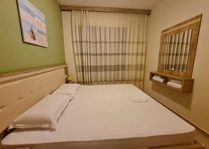 2-bedroom Sleeps 4 Free Parking *