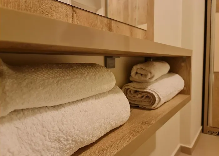 2-bedroom Sleeps 4 Free Parking *