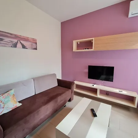 2-bedroom Sleeps 4 Free Parking *