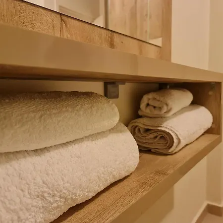 2-bedroom Sleeps 4 Free Parking *