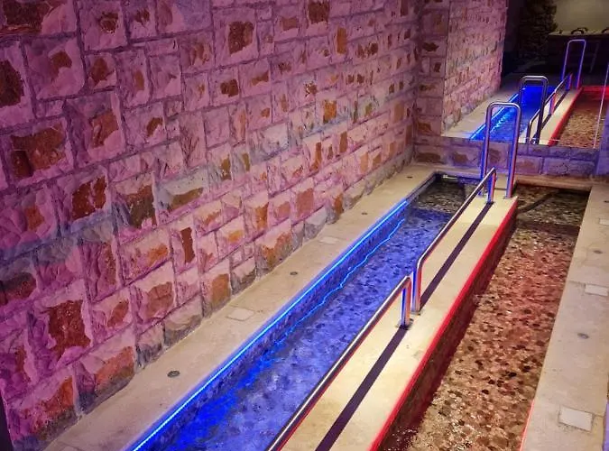 2-bedroom Sleeps 4 Free Parking