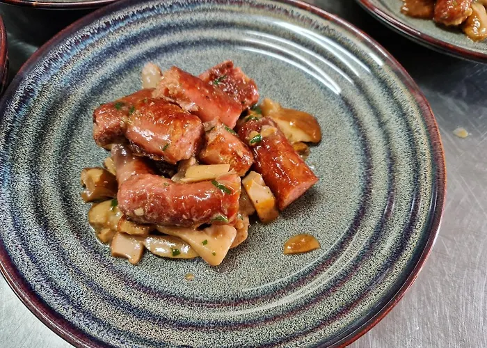 2-bedroom Sleeps 4 Free Parking