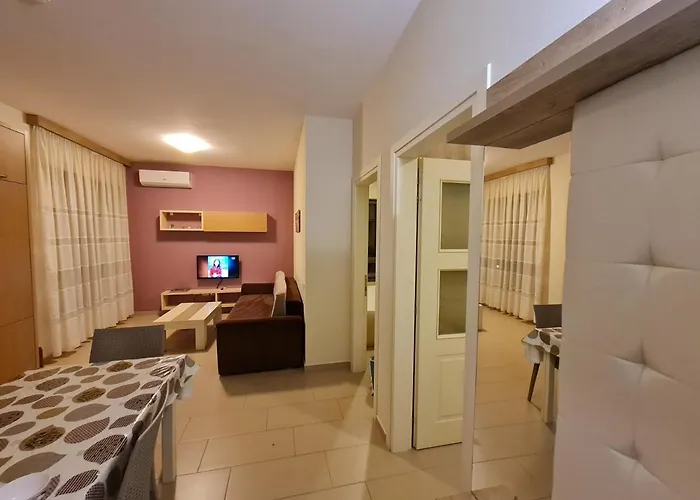 2-bedroom Sleeps 4 Free Parking *